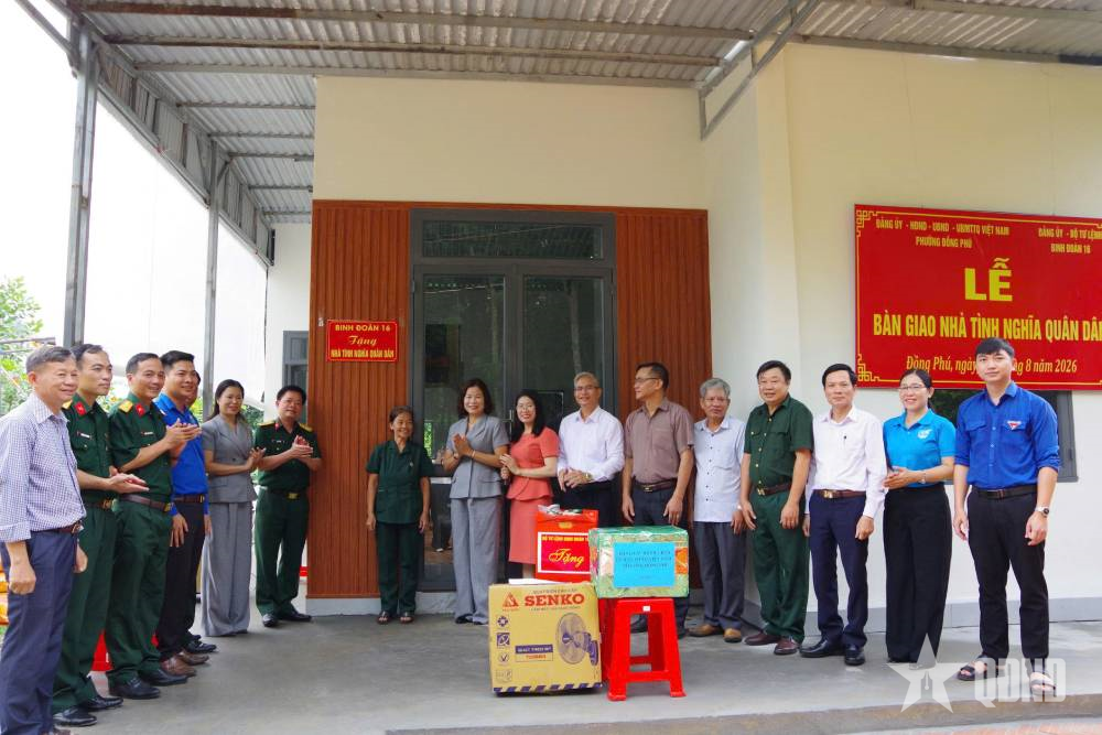 Binh đoàn 16 bàn giao “Nhà tình nghĩa quân dân” tặng gia đình hội viên cựu chiến binh